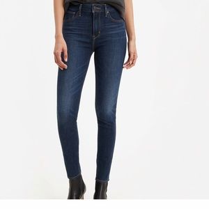 NWOT Levi’s 721 dark indigo high rise skinny sz 28